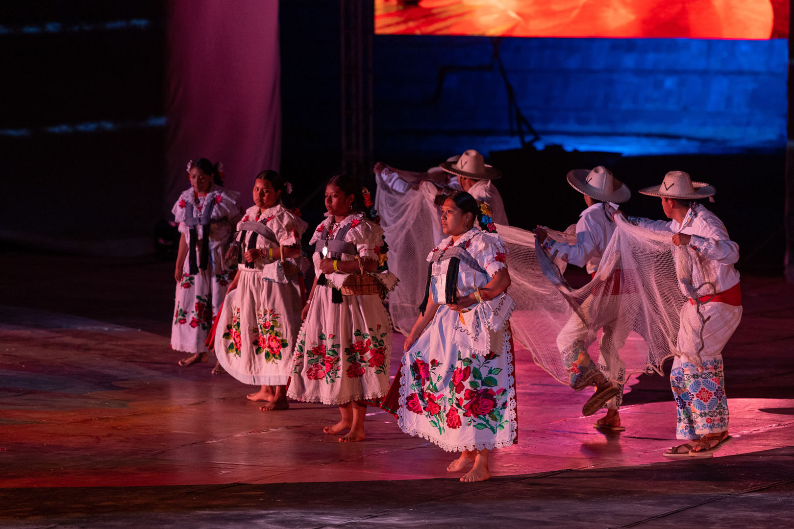 Danza Del Pescado Blanco Y Danza De Las Mariposas - Michoacán, El Alma De México | Visit Michoacan - imagen 2