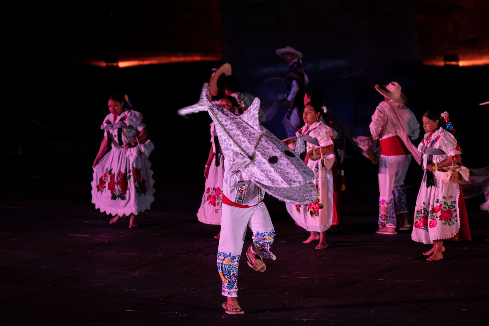 Danza Del Pescado Blanco Y Danza De Las Mariposas - Michoacán, El Alma De México | Visit Michoacan - imagen 3