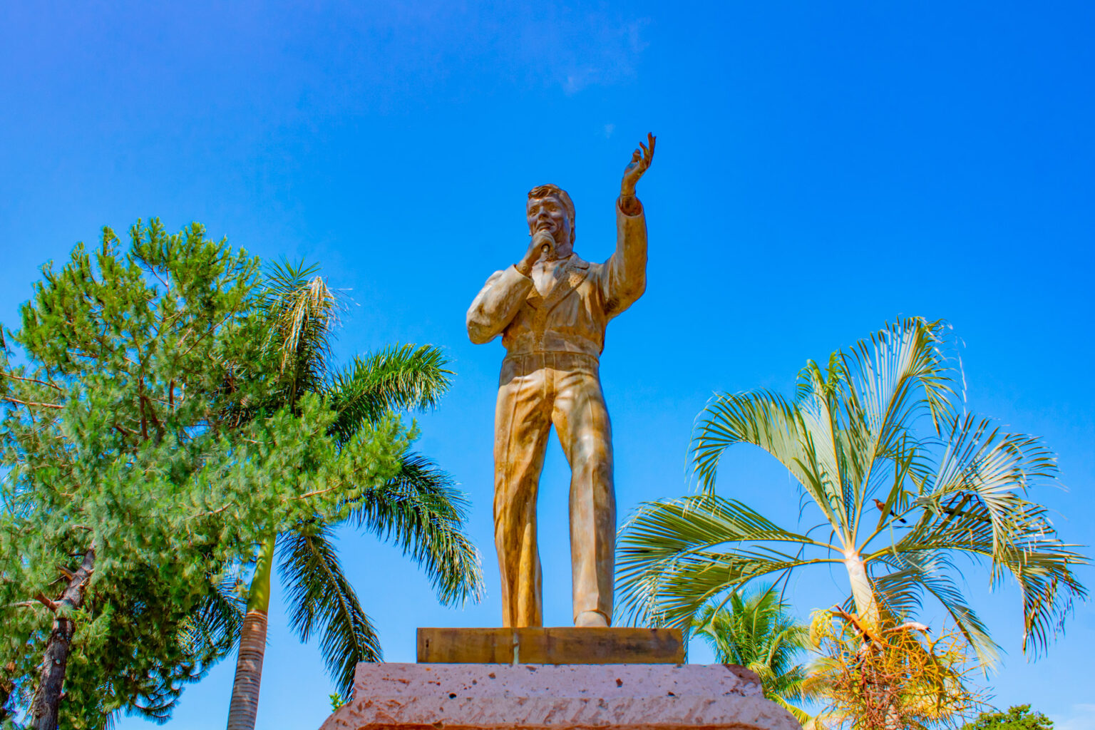 Estatua de Juan Gabriel en Parácuaro, Apatzingán